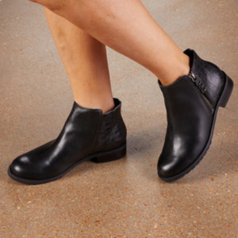 NEW IN BOX---Kason Bootie: Black Tumbled/Croco Print Leather 8N